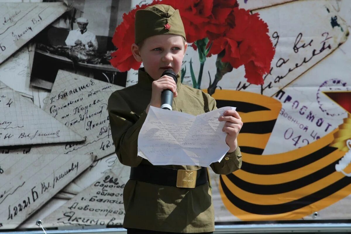 Стихотворение солдату. Видео солдата читающего стихи. Видео солдата читающего стихи. Стихи про войну на украине. Вов в окопах на фронте 1941-1945.