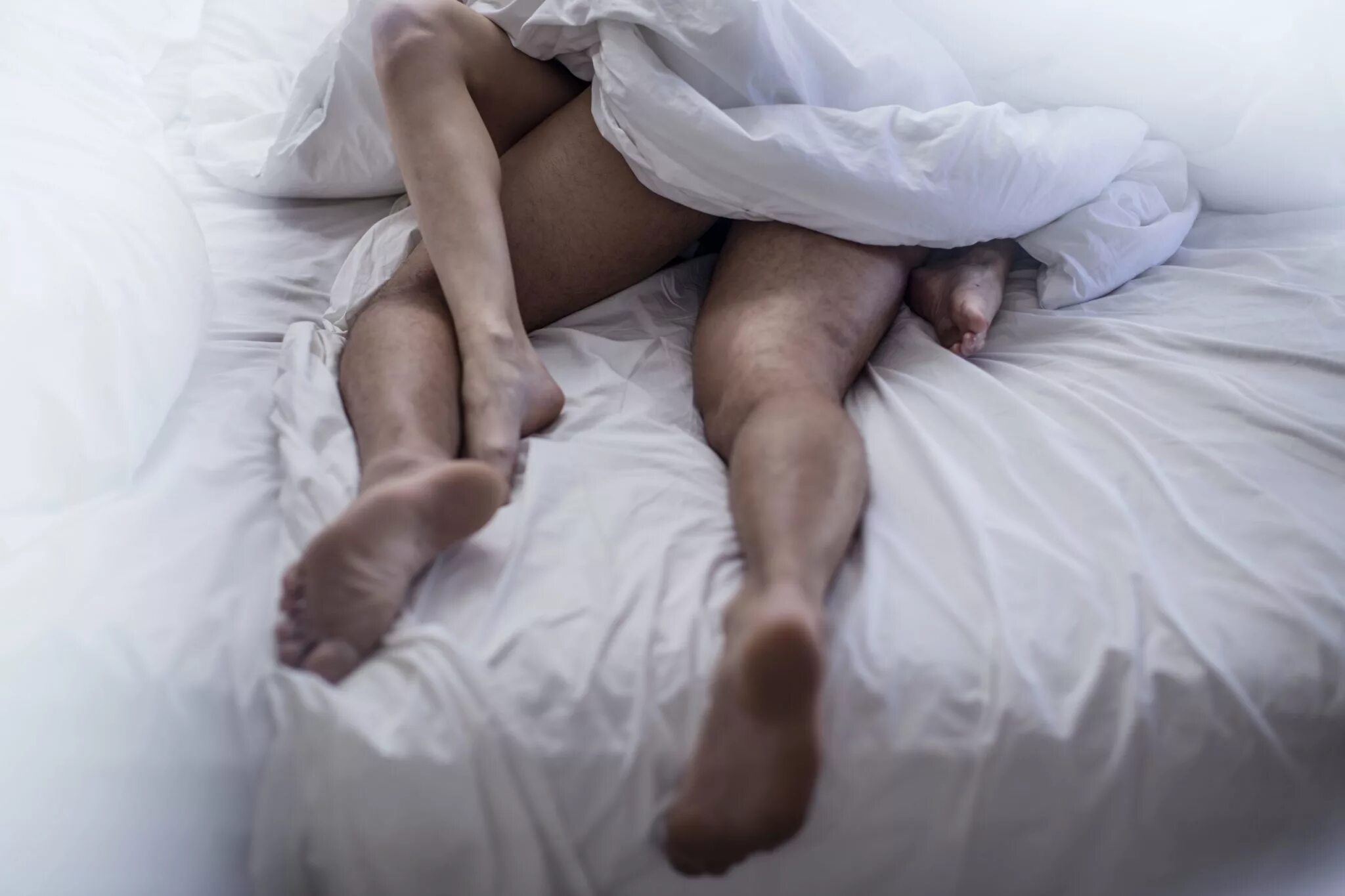 Лежу жене. Лежат в постели. Левушка с парнем в постели. Парень и девушка в кровати. Мужчина и женщина под одеялом.