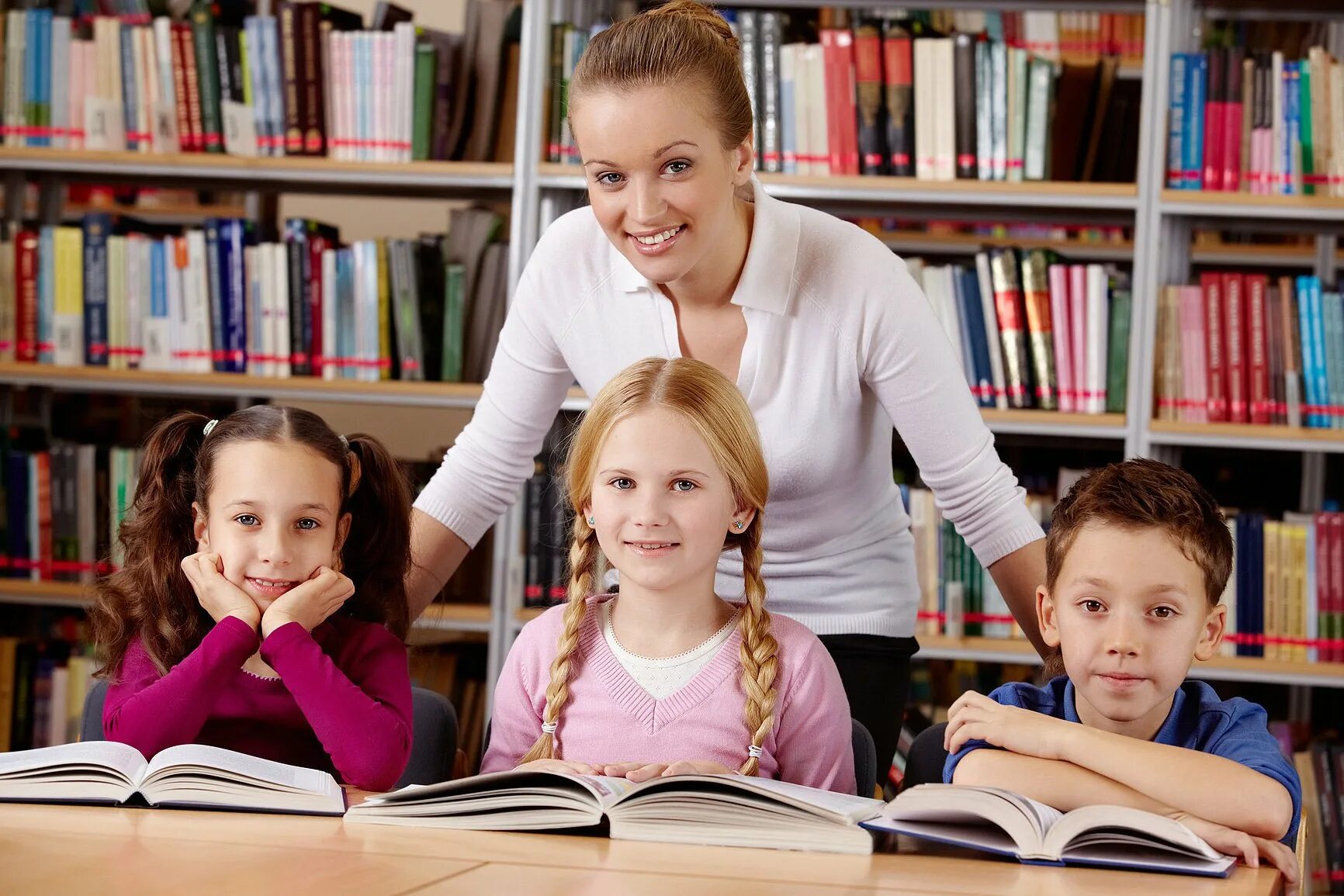 класс с учениками. занятия в школе. школьный возраст. фотосъемка в школе. младшие школьники.