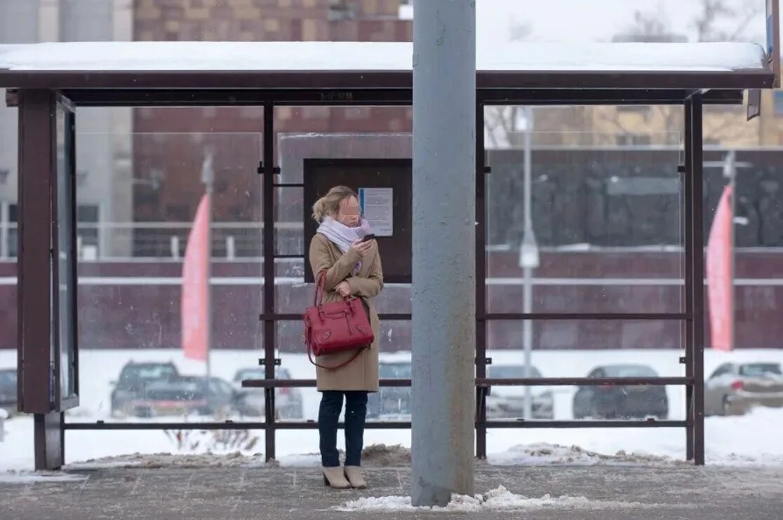 Почему немой плачет на остановке. Люди на остановке. женщина на остановке. девушка на автобусной остановке. люди на остановке зимой.