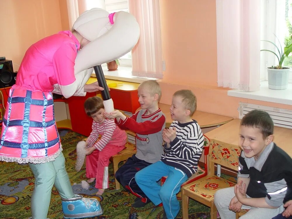 наш класс шефство взял малышами над саду