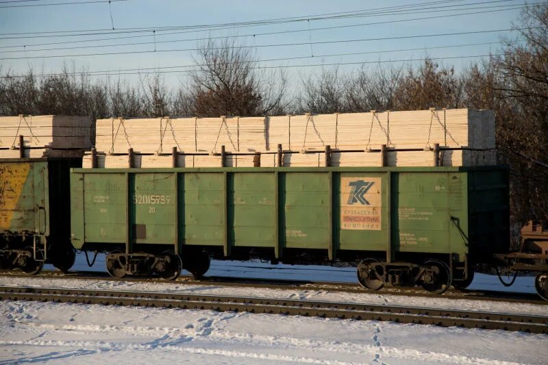 Железнодорожных вагона погрузили. Пиломатериалы в вагоне. Полувагон с лесом. Перевозка древесины в полувагонах. Платформа для перевозки пиломатериалов.