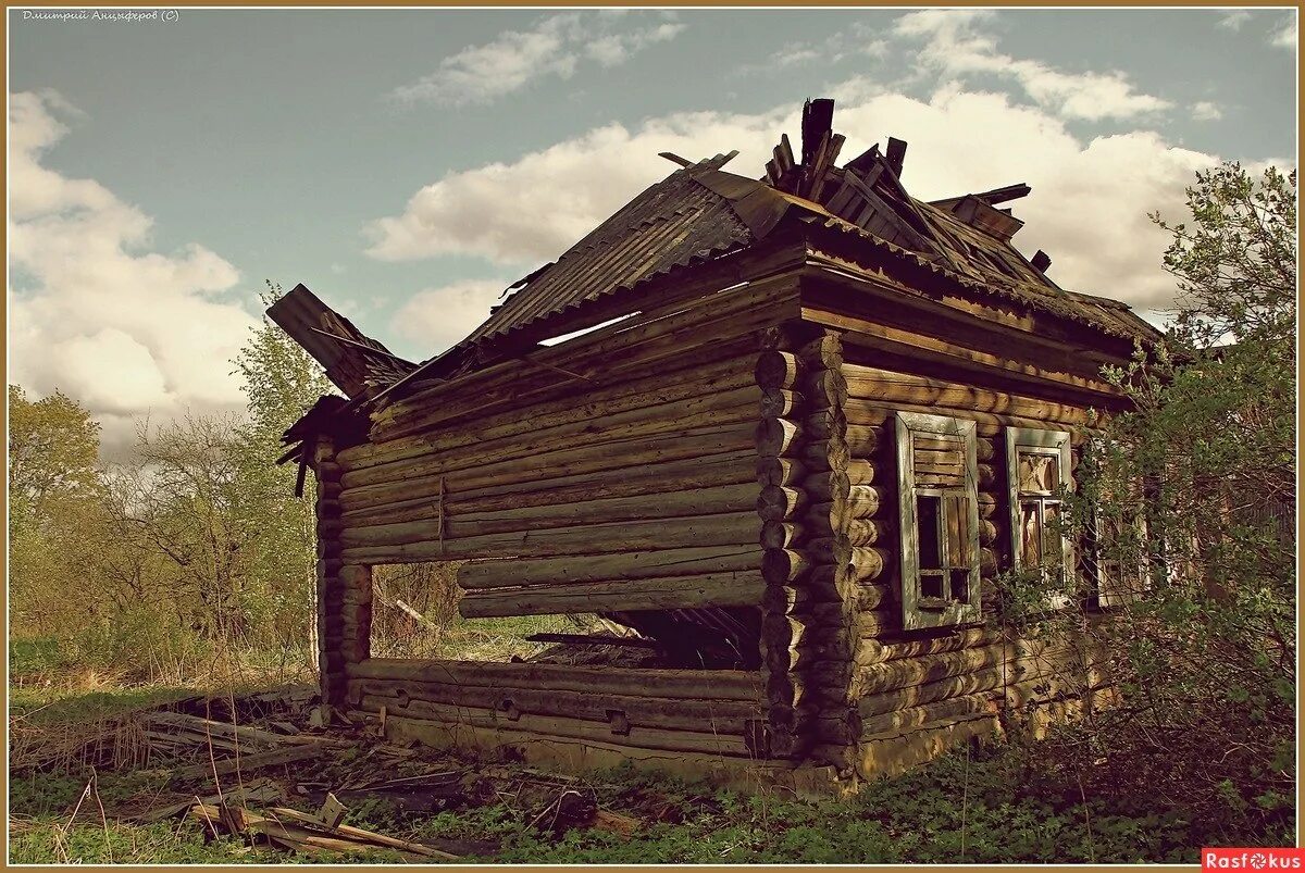 Заброшенная изба. Старая изба. Старинная изба. Старинная избушка. Старый деревянный дом во сне