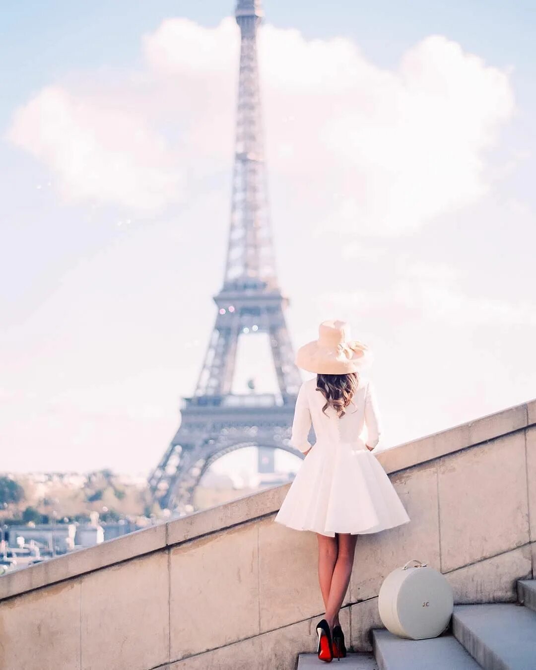 Фотосессия в париже. Одри Хепберн Эйфелева башня. Одри Хепберн в Париже. Платья в парижском стиле.