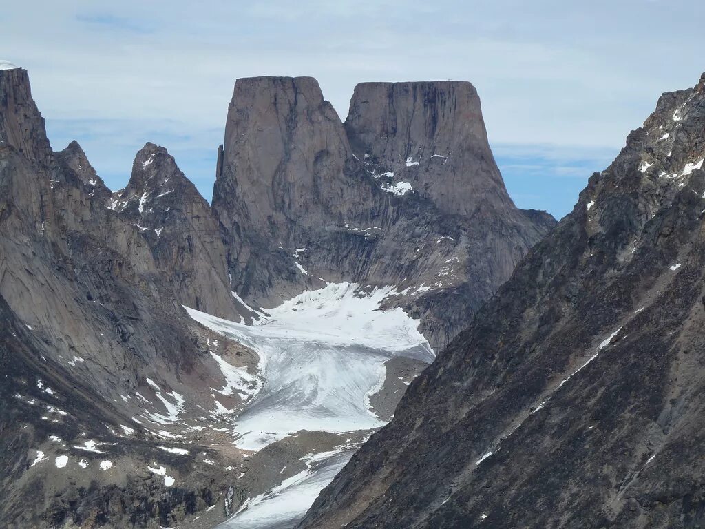 Горы являющиеся естественным. Гора Асгард Канада. Горы Баффинова земля. Национальный парк Ауюиттук. Асгард земля Баффина.