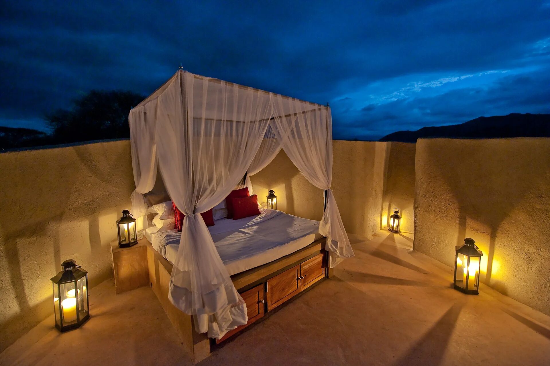 Романтичная постель. Романтичная спальня. Кровать для брачной ночи. Романтичная кровать. Красивые кровати.