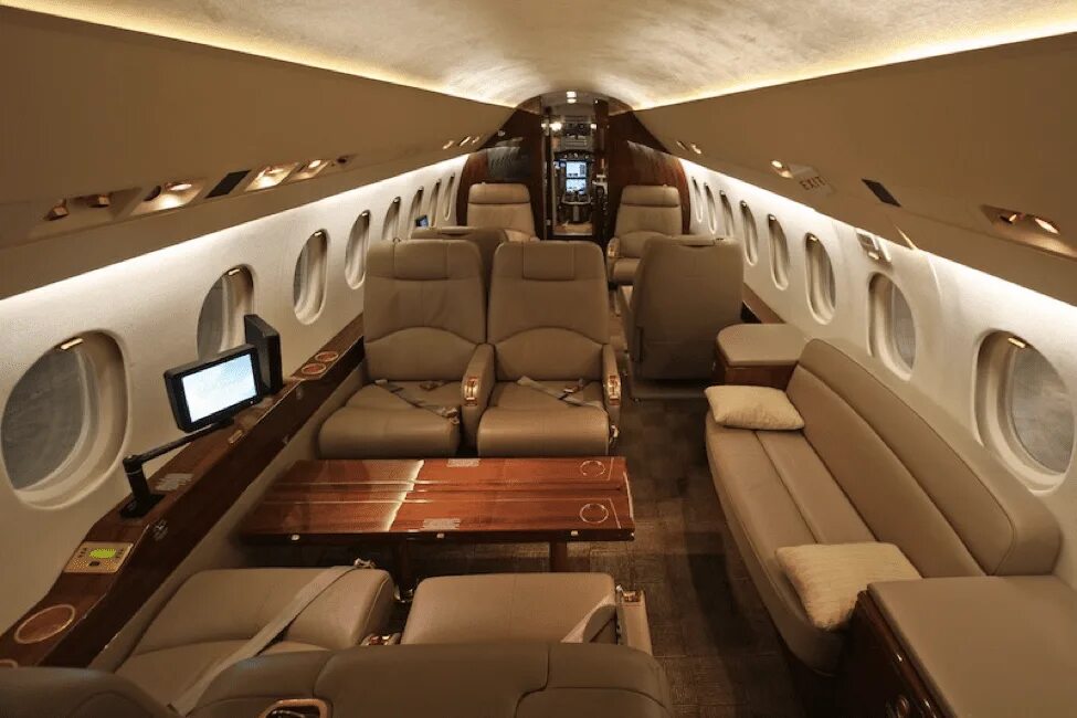 Самолеты bombardier challenger 350. Частный самолет изнутри. Улучшенная отделка самолет. Самолет gulfstream 200. Dassault falcon 900 салон.