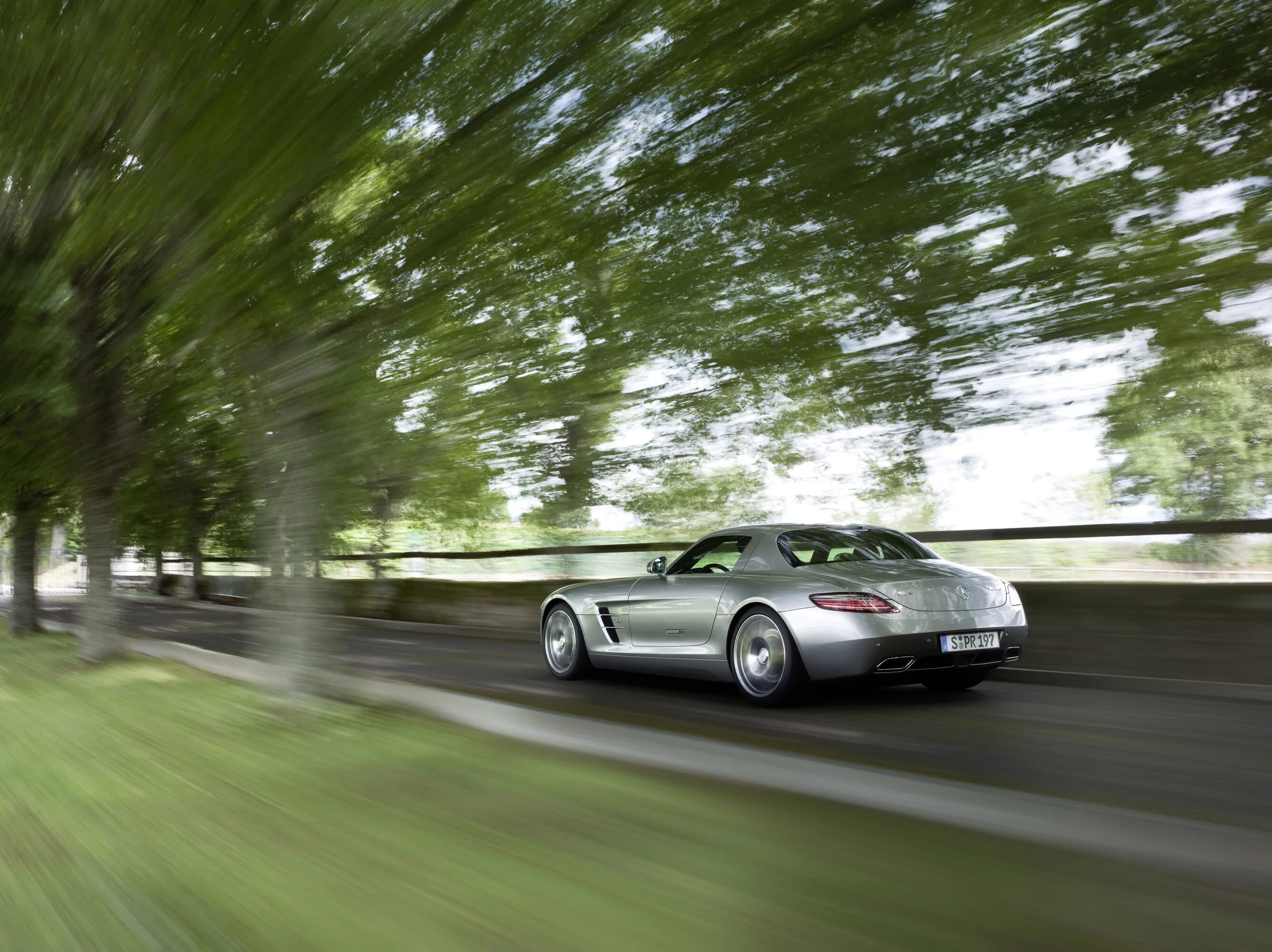 Мерседес СЛС 400. Mercedes Benz SLS MCLAREN. Мерседес СЛС купе 2019. Мерседес АМГ. Машина красиво едет