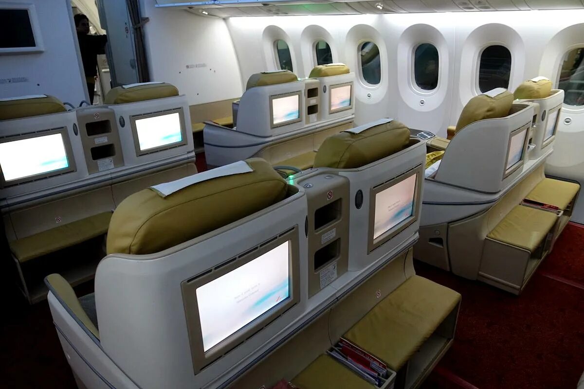 Air India Business class 787. Боинг 787 Air India внутри. Air India 777 Business class. Gulf Air Business class Boeing 787.