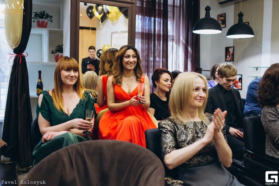 Парикмахерская салон майя. Наталья недякина салон красоты кудрово. Парикмахер мая. 1 мая парикмахер. Стрижка в салоне.