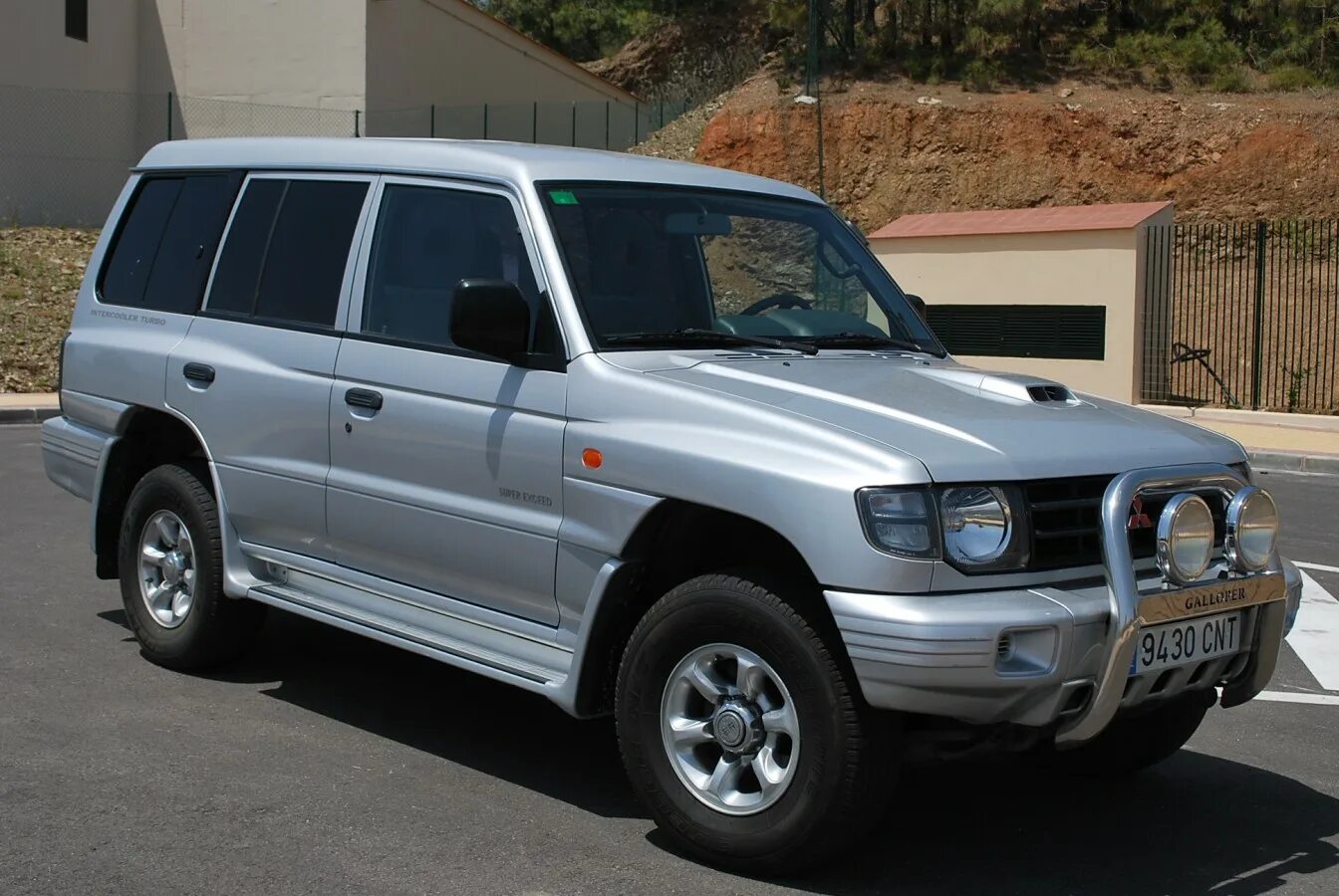 Купить митсубиси паджеро 2.5 дизель. Mitsubishi Pajero Classic 2002. Mitsubishi Pajero Classic 2003. Митсубиси Паджеро 2. Mitsubishi Pajero 2004.