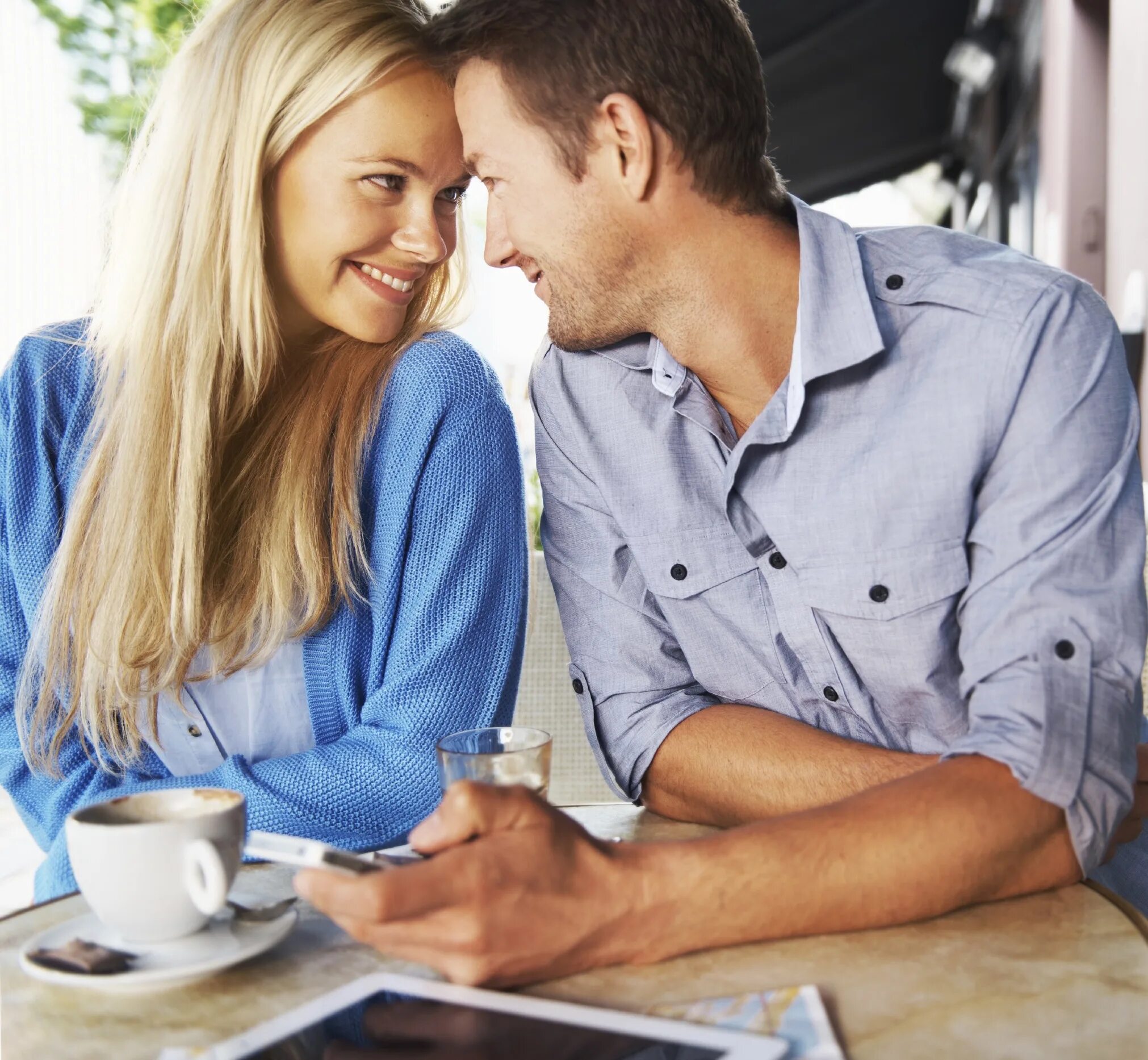 выбираю молодого человека. выбор между двумя парнями. как выбрать мужчину. подарок парню. женщина между двумя мужчинами.