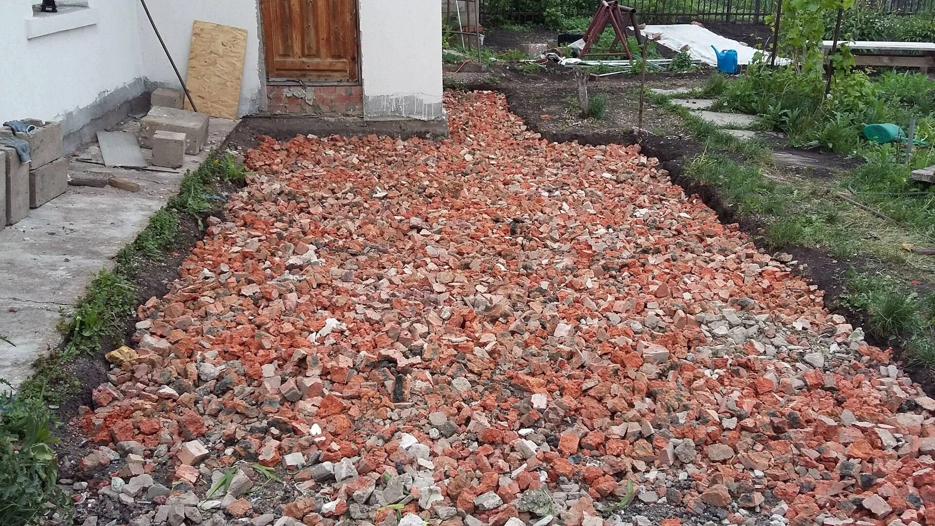 Использовать бой кирпича. Отсыпка дорожек щебнем. дорожки из старого кирпича. дорожка из битого кирпича на даче. дорожка из ломаного кирпича.