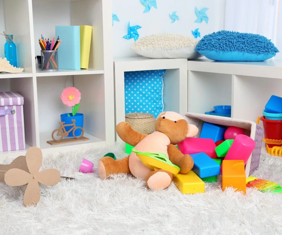 Bedroom play. Детские игрушки в комнате. Детская комната с игрушками. Игрушки в интерьере. Уголок для игрушек.