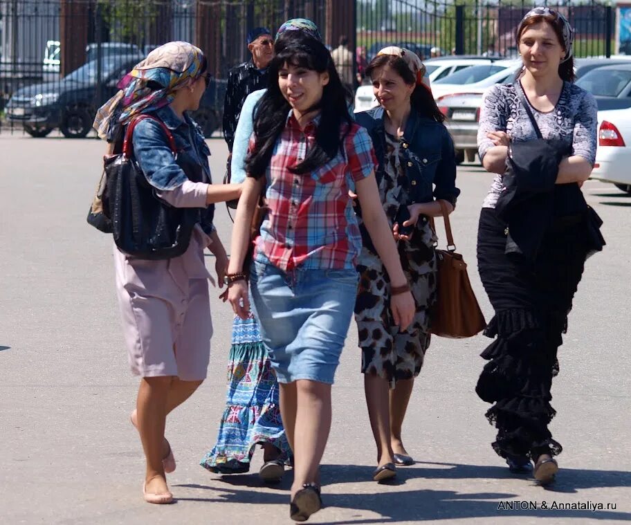 Одежда чеченских женщин на улице. Чеченская одежда для женщин Повседневная. Чеченки на улице. Чеченские девушки на улицах.
