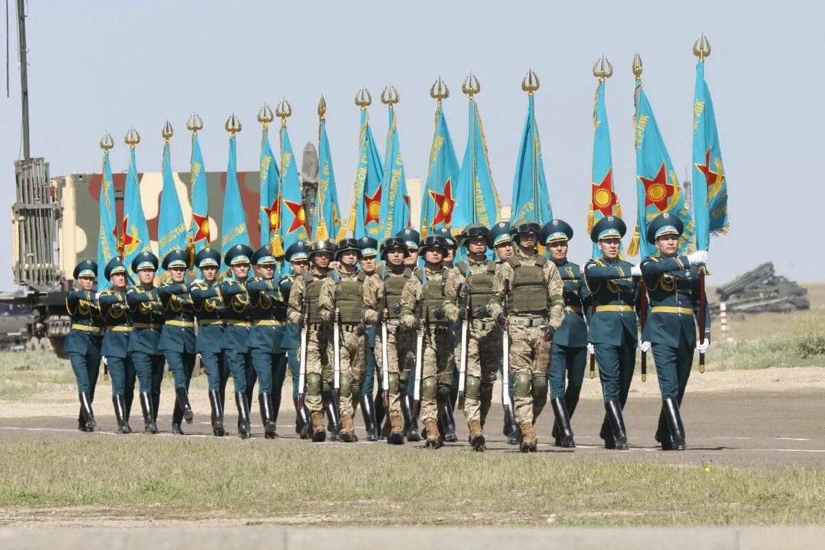 Военнослужащие казахстана. Офицерская форма казахстана. Казах в военной форме. Әскери деген не. 7 мая картинки.