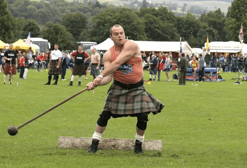 Hammer throw highland games. Фестиваль highland gatherings в шотландии. метание молота в шотландии. горские игры в шотландии. хайленд геймс в шотландии.