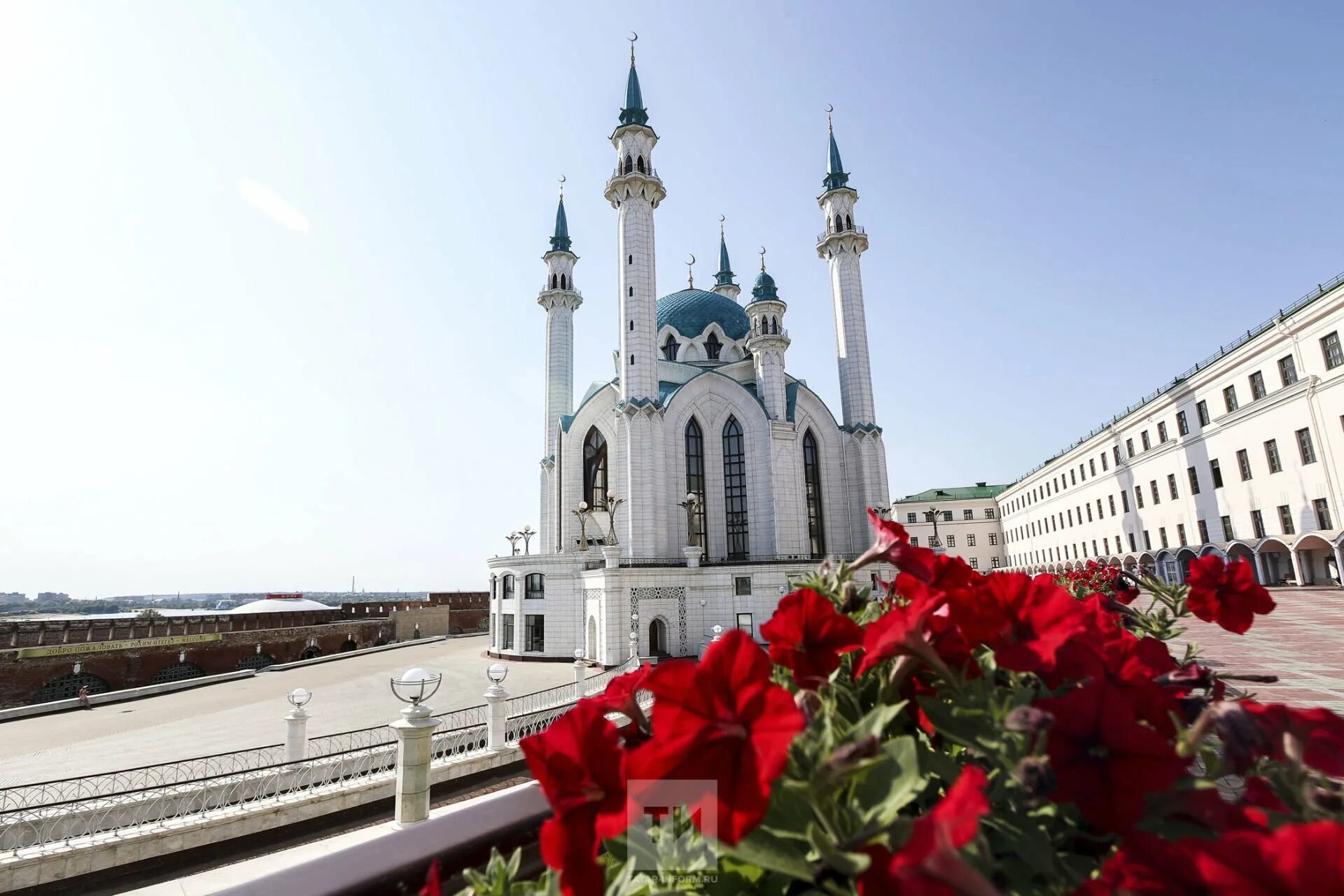 Казань день татарстана. Кул-шариф. мечеть казань татар информ. кул шариф цветы. 30 августа день республики татарстан.