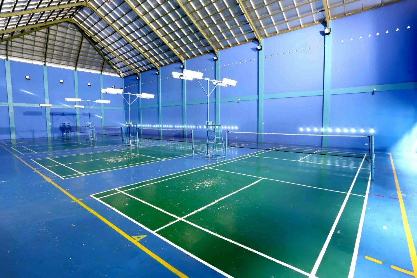 Корт Badminton. Бадминтон зал. Бадминтон в школе зал. Корт для бадминтона