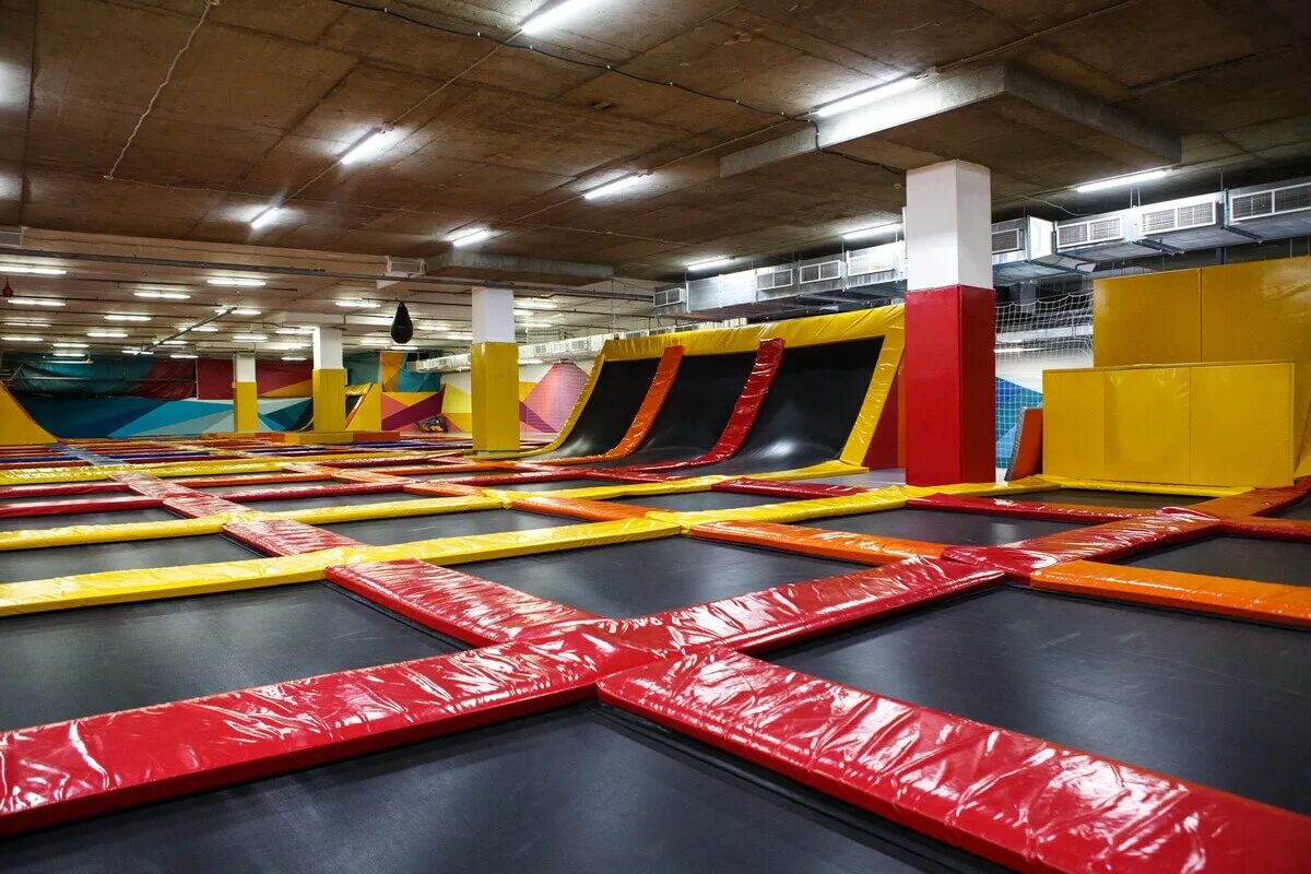 Самые большие батутные центры москвы. Батутный центр небо бабушкинская. Батутная арена йошкар ола. Джампинг хабаровск ленина 37. Батутный центр в каспийске на анжи арене.