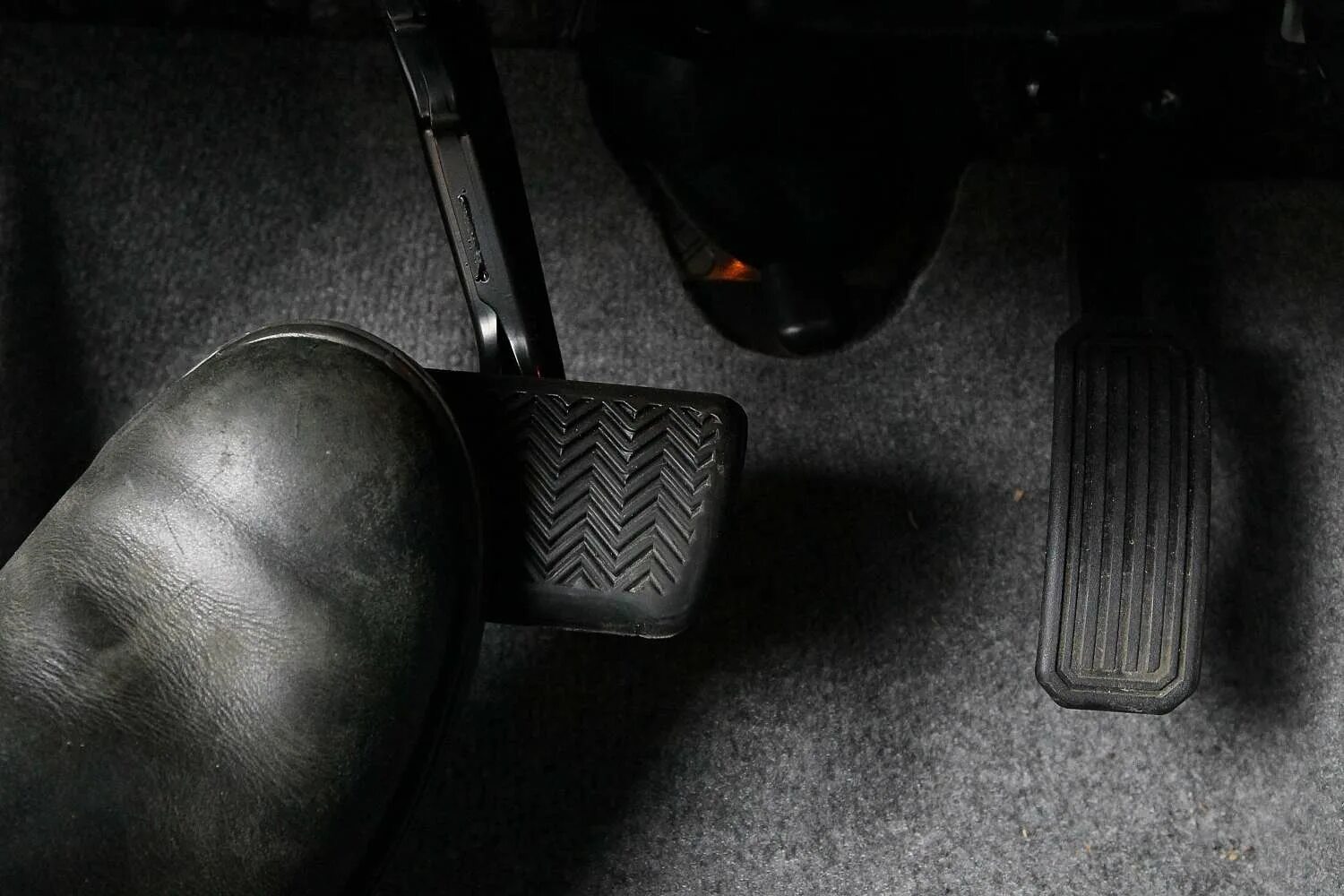 Сила нажатия на педаль тормоза. Значок управление педалью. Gas pedal gravity обложка. Туфли и педали. Педали автомобиля.