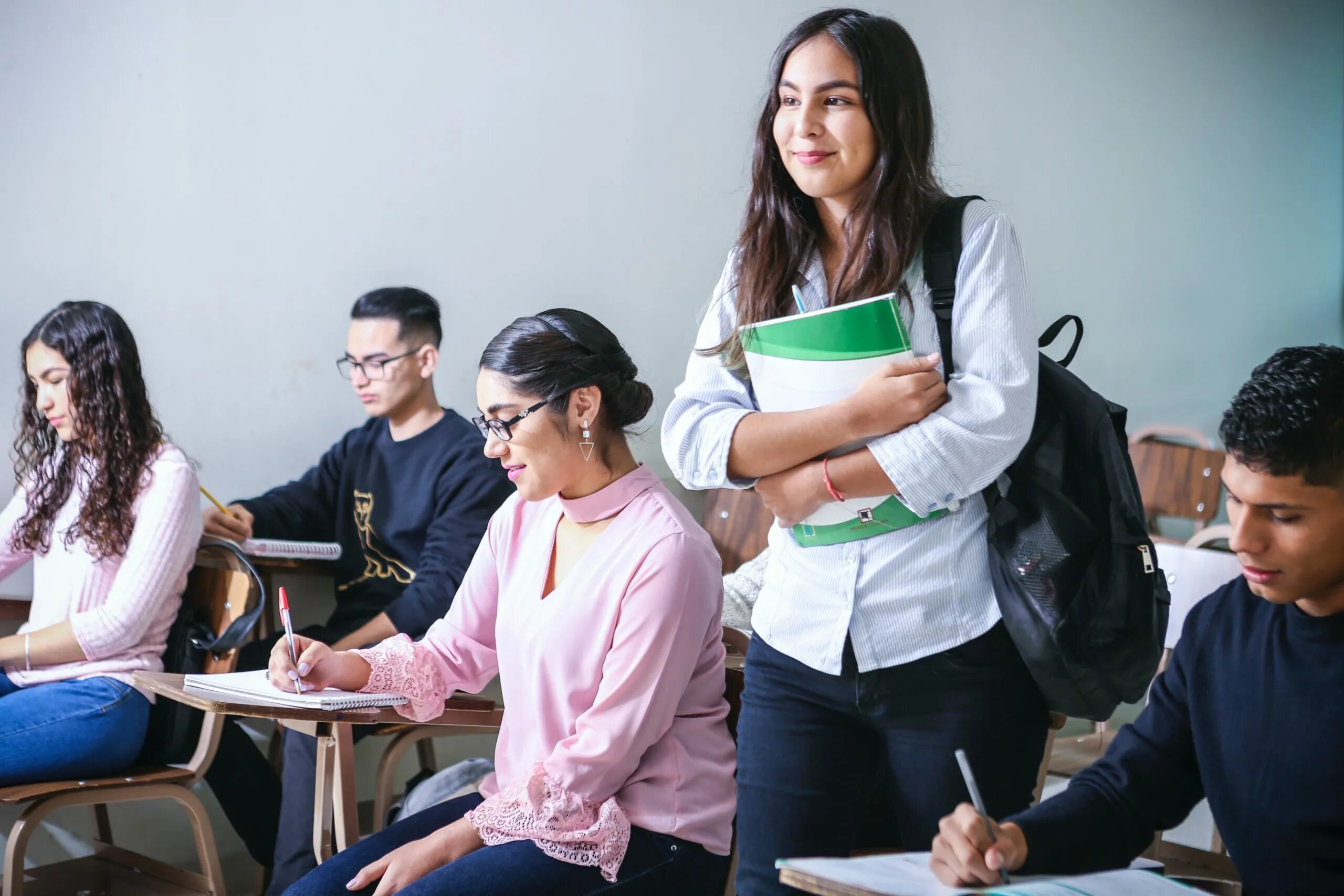 The teacher wants the students. Студенты в вузе. Иностранные студенты в университете. Учебное заведение для иностранцев. Стажировка для иностранных студентов.