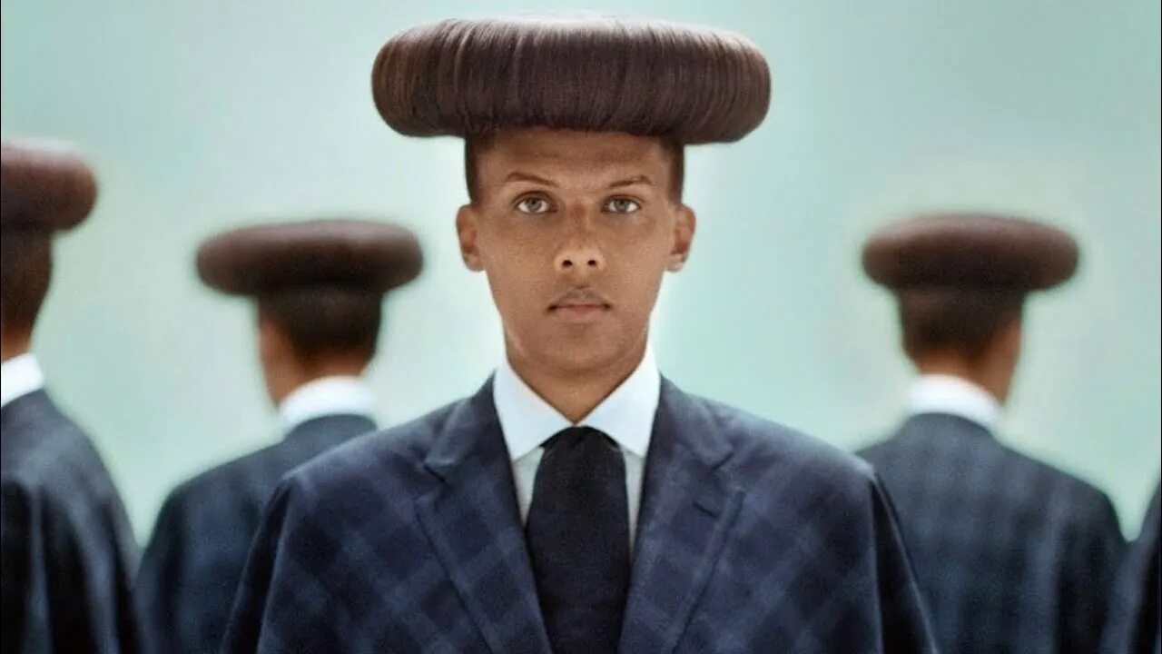Fille de joie. Stromae fils de joie перевод. Fille de joie. Fils de joie перевод. Женщина прыгает от счастья.