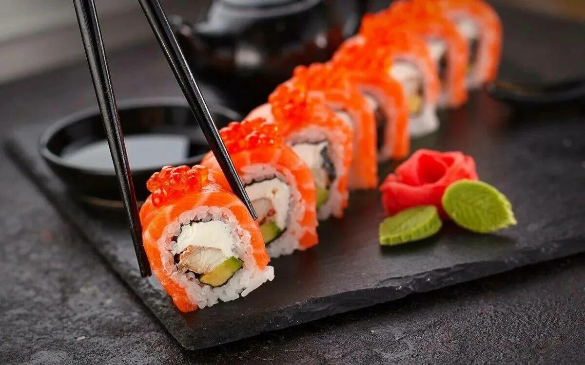 Суши небуг. Суши и роллы. красивые роллы. сочные вкусные роллы. очень красивые роллы.
