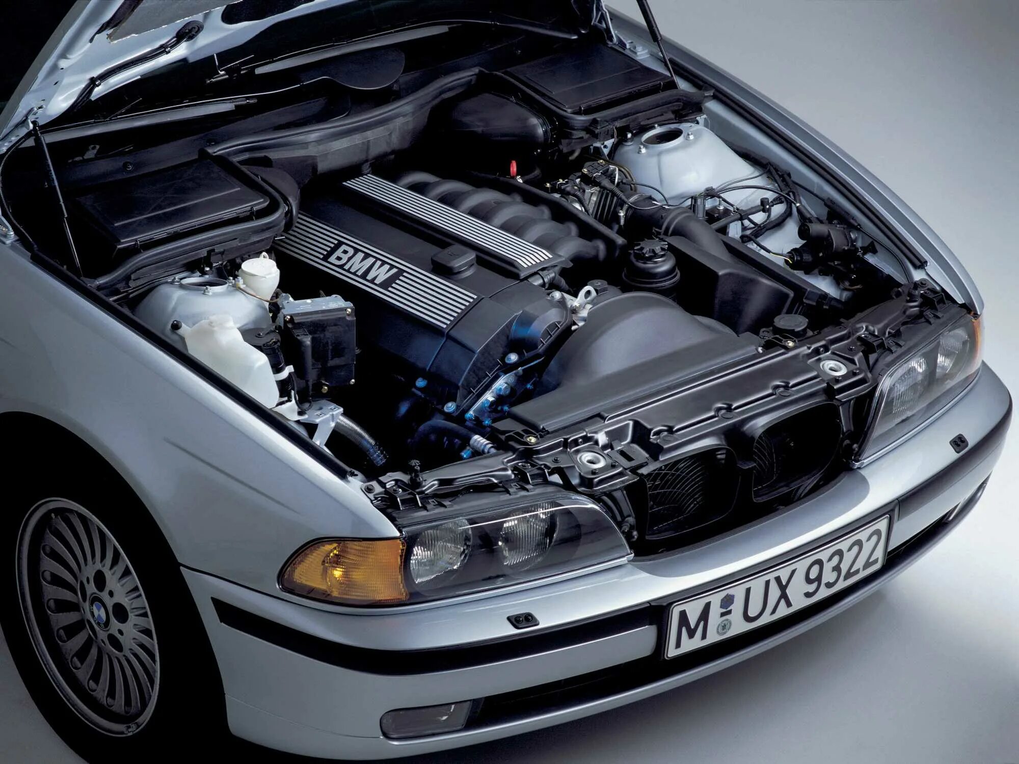 Греется е39. Бмв 523 е39. bmw e39 4.4 мотор. e39 bmw мотор. бмв е39 525i.