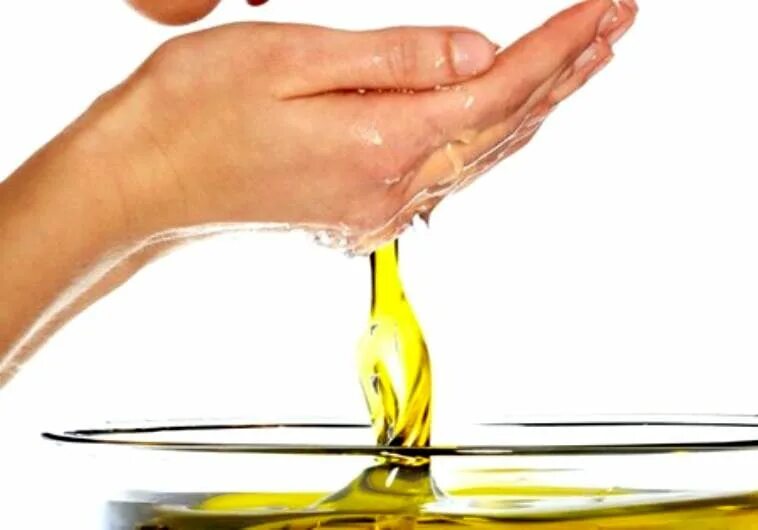 Растительное масло в руках. Подсолнечное масло в руке. Ладонь маслом. Какое масло для рук