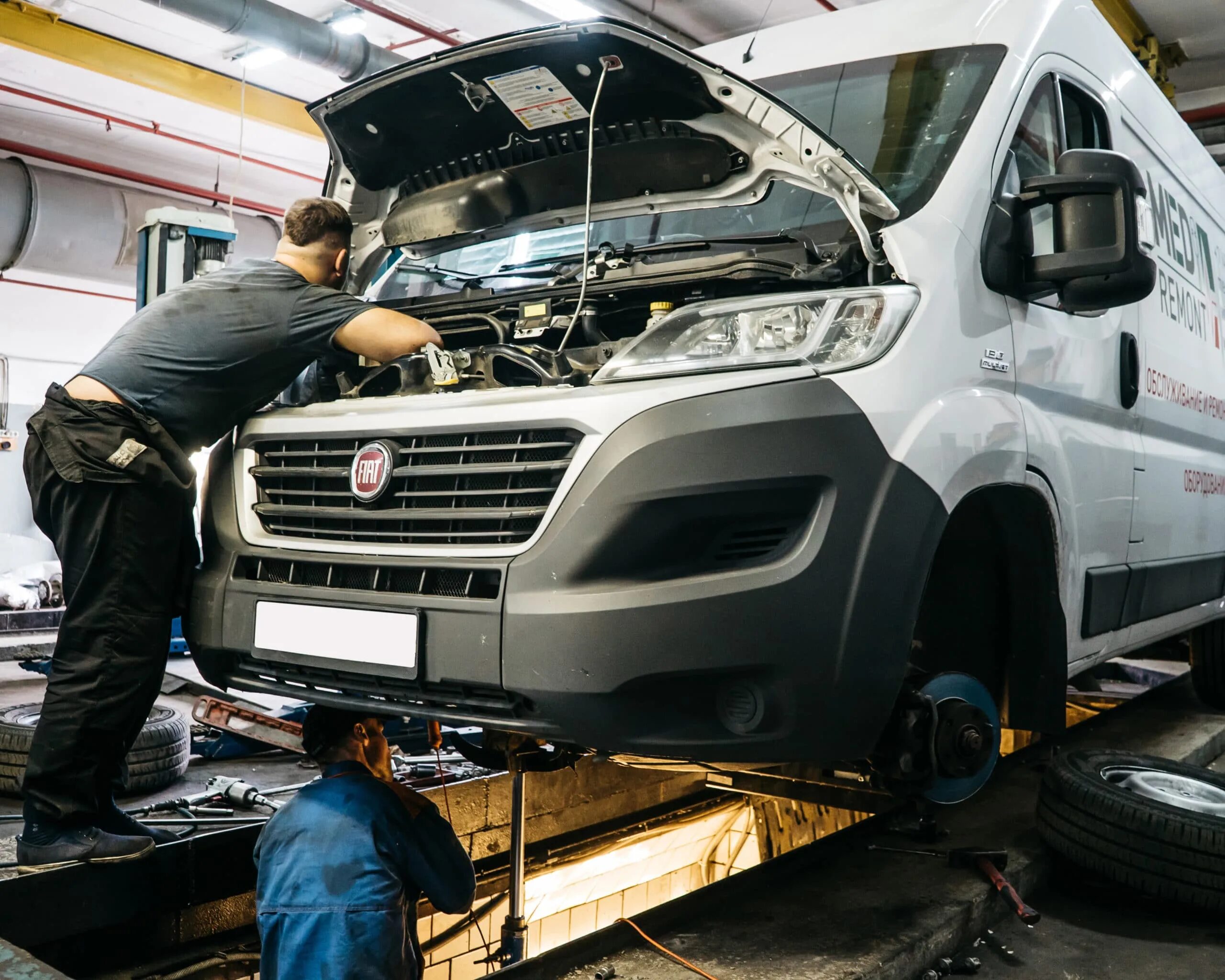 Фиат дукато на 4х стоечном подъемнике. Ремонт ducato. Fiat ducato ремонтная мастерская. Газель форд транзит. Площадка ремонтная дукато 244.