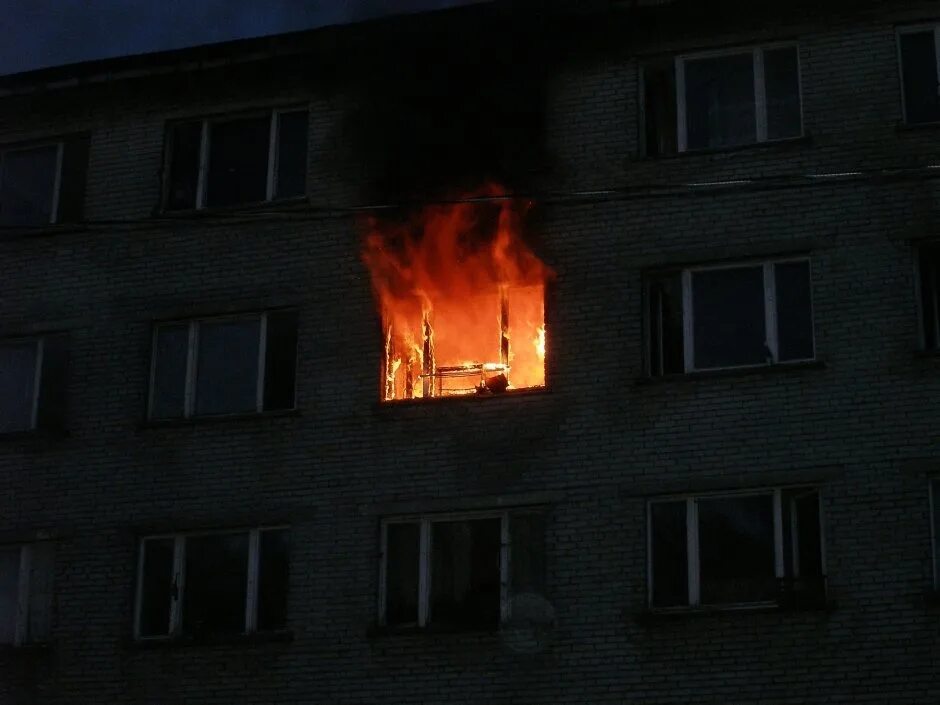 Горящее окно. Огонь из окна. Огонь в окне. Огонь в квартире. Сгоревшее окно