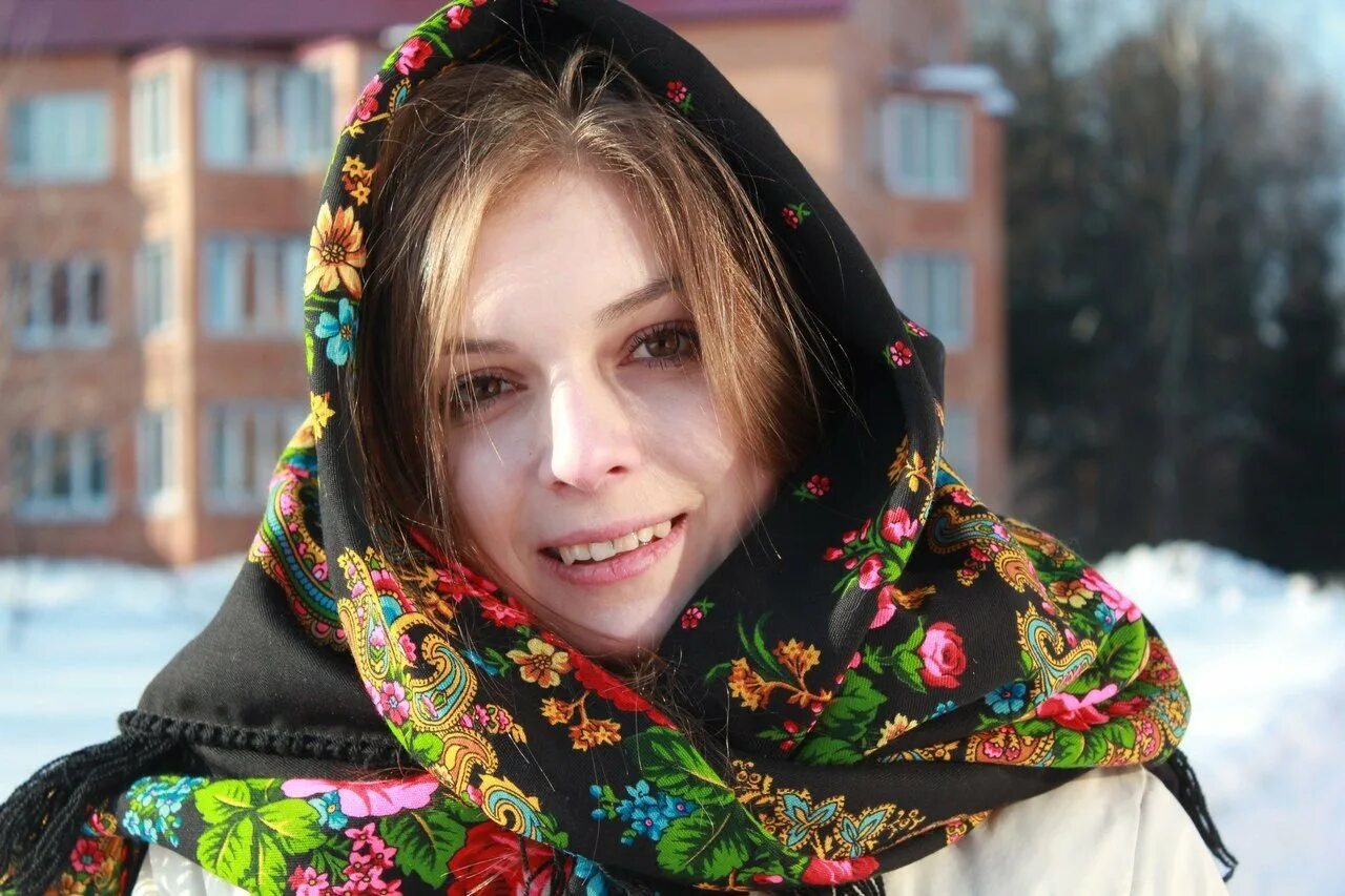 Увидела платок своей. Павлопосадский платок русская красавица. русская красавица павлопосадский павлопосадский платок. платок русская красавица павлопосадский платок. русский платок на голове.