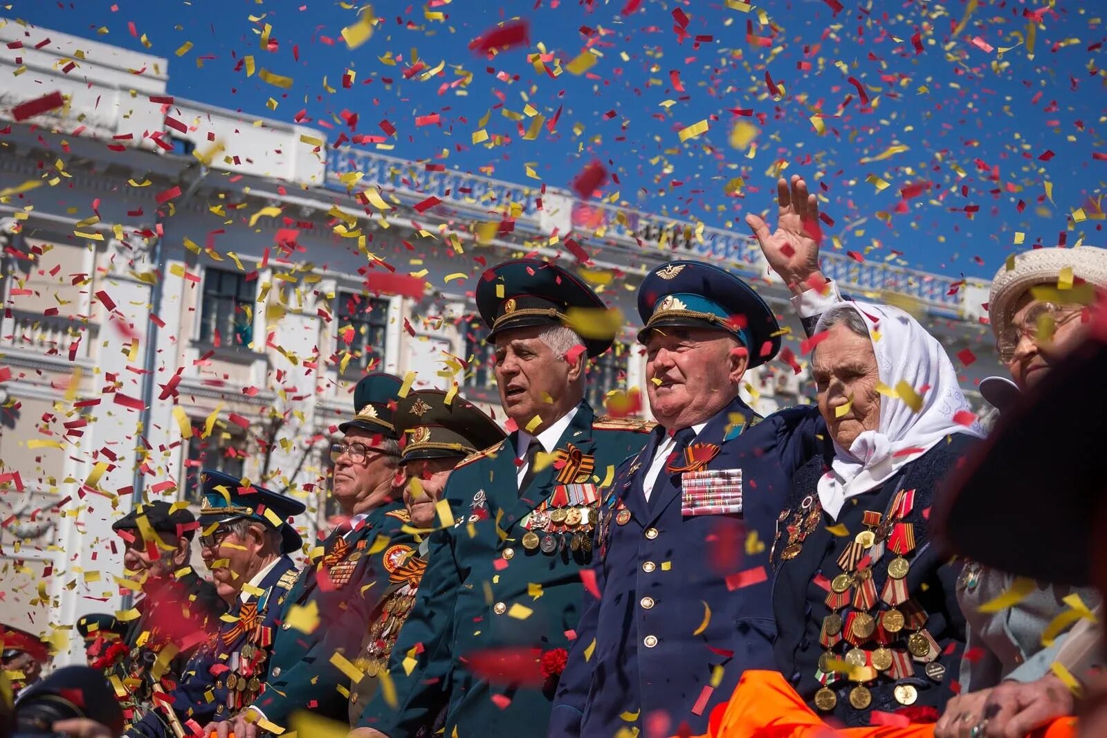Праздник победы народ отмечает. Празднование дня победы. 9 мая день победы. празднование праздника 9 мая. с праздником победы.