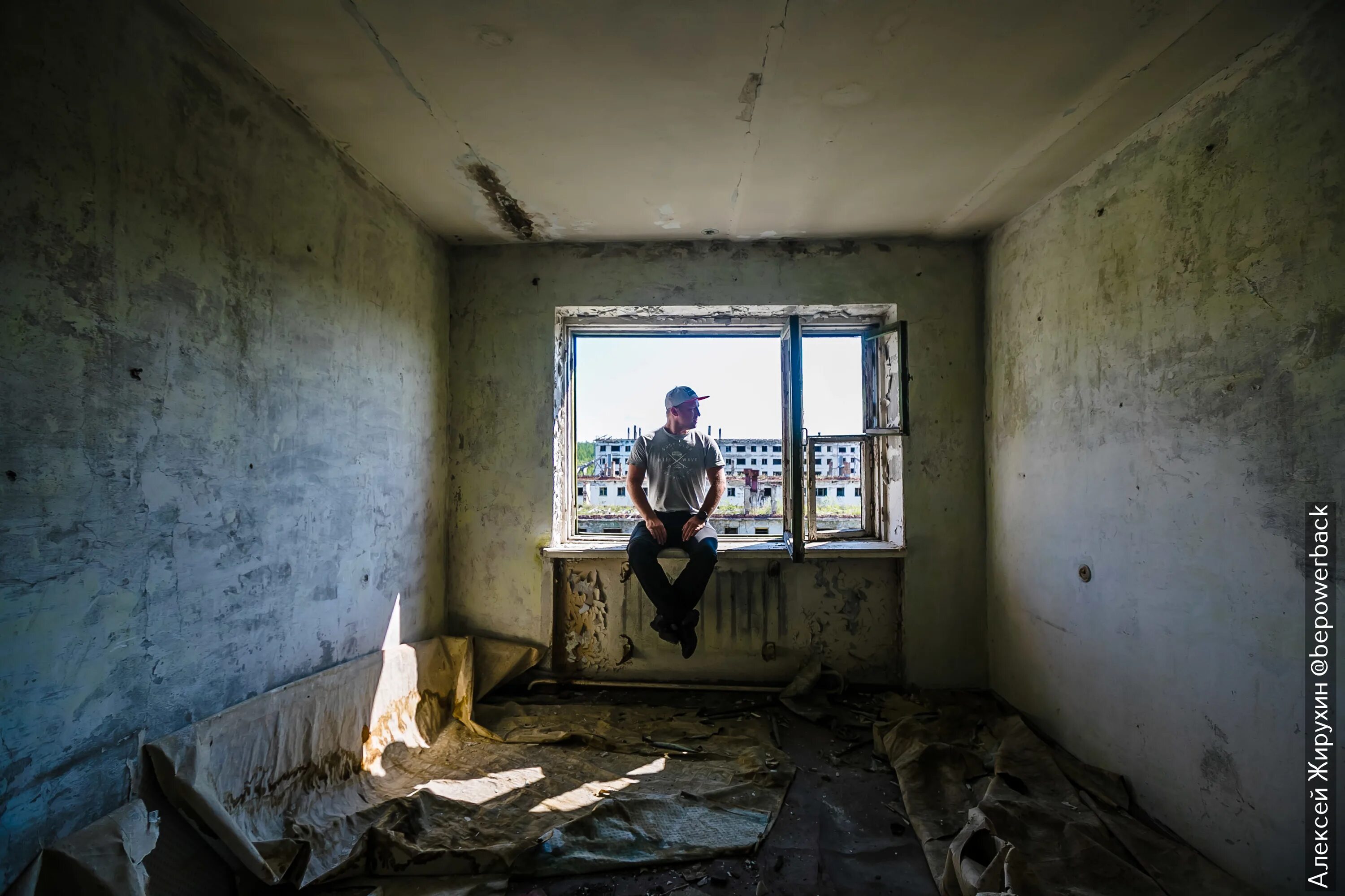 заброшенное здание. страшные заброшки. подростки в заброшенных зданиях. странное заброшенное место. заброшки эстетика.