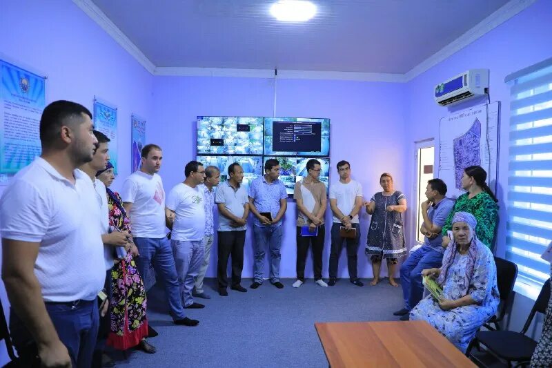 узбечка шарманда. севгига тупирдим. бахтсиз севги. расим севиш. узбечки в парке.