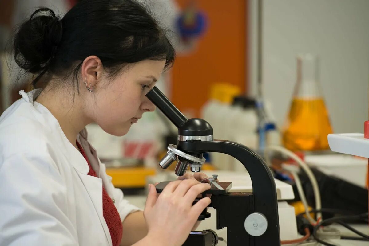 Курсы для лабораторий. Женщина с микроскопом. Микроскоп в лаборатории. Баба с микроскопом. Студент с микроскопом.