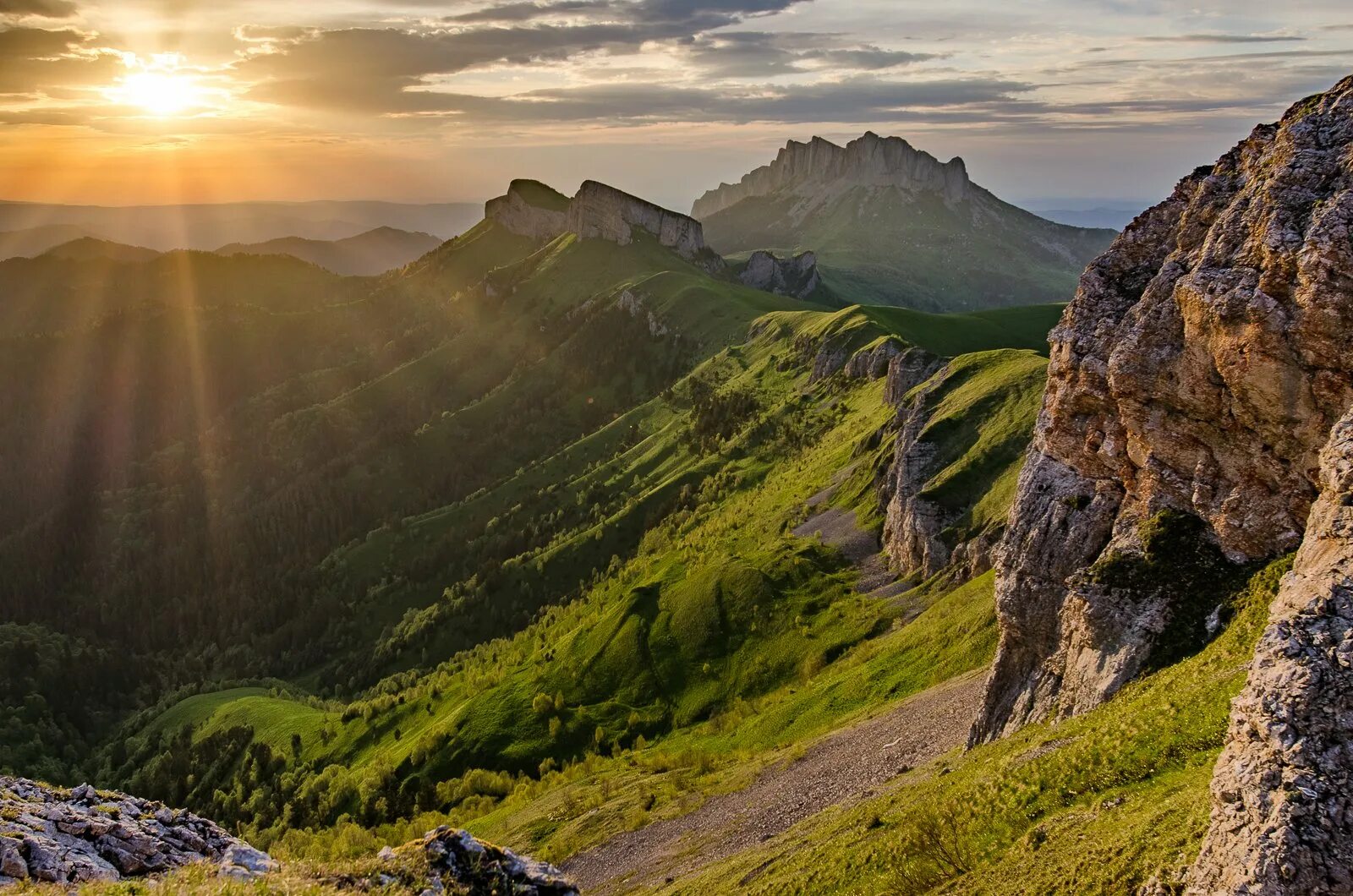 рождение горы. воздушный шар на фоне гор. рождение горы. с днем рождения альнисту. рождение горы.