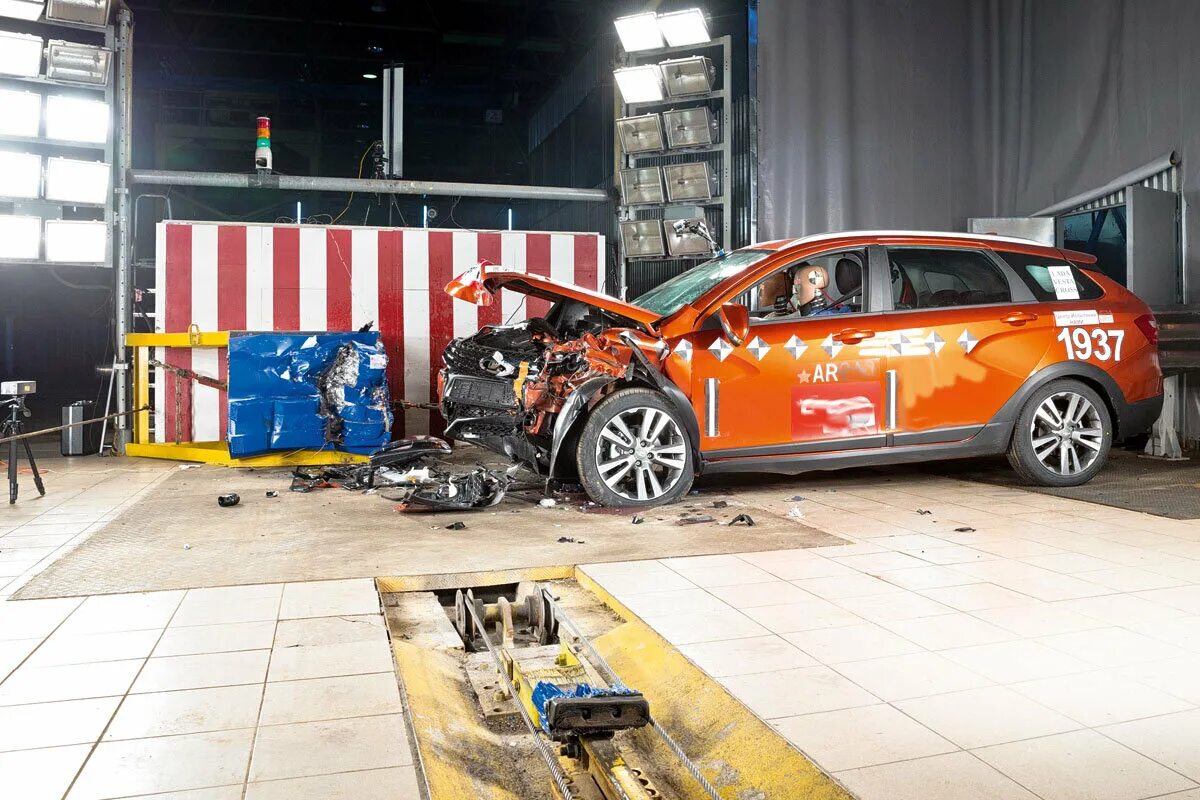 Краш тест машин. Chevrolet malibu 2013 crash test. Гольф плюс краш тест. Краш тест машин. Топ краш тестов.