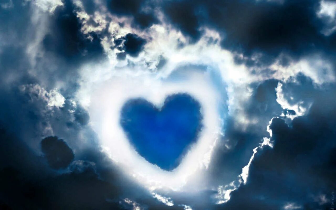 Сердце в небесах. Небо облака сердце. Облако в виде сердечка. Сердечко на облачном небе. Любовь на небесах дорогие небеса