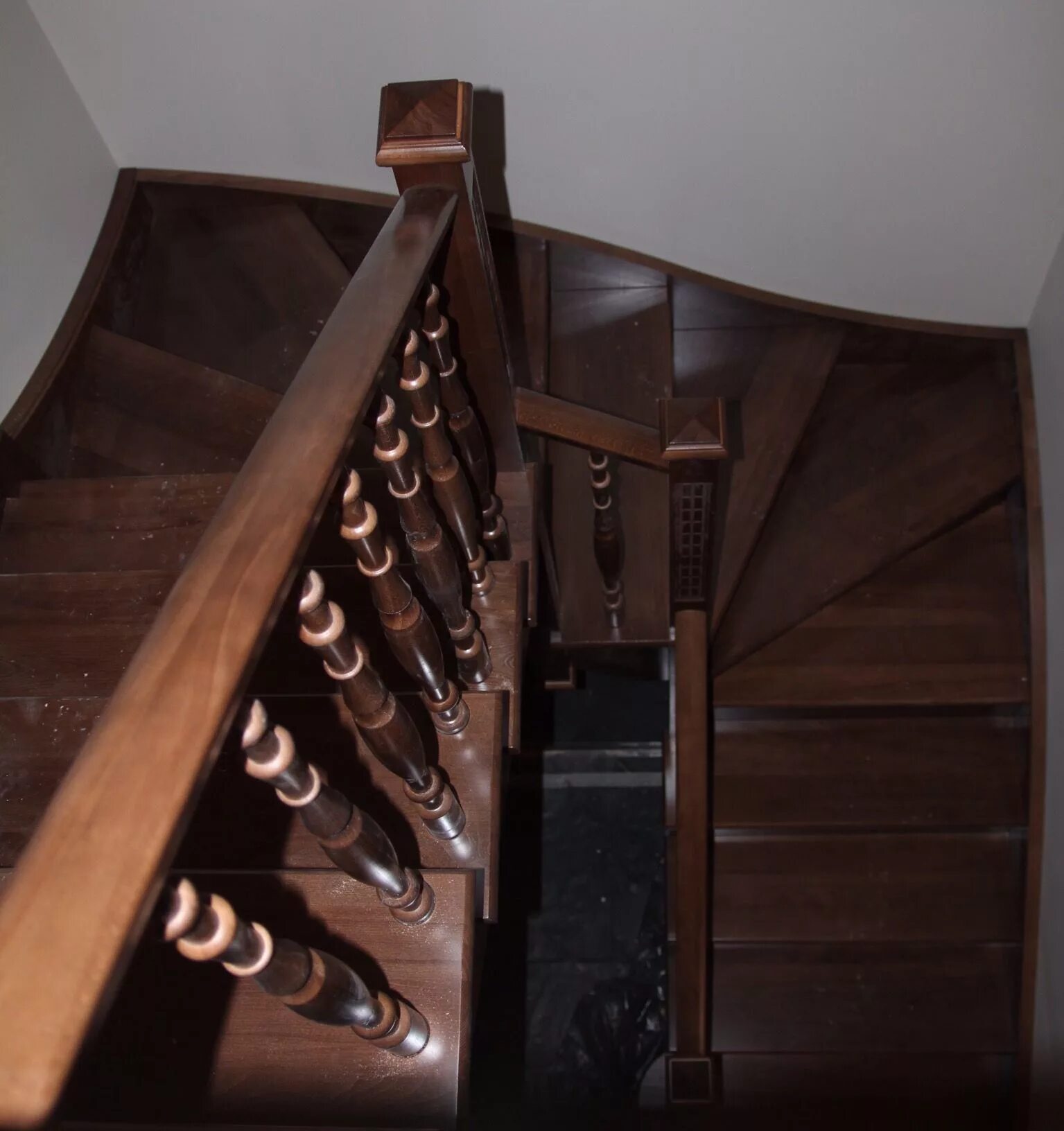 лестница поворотная на 90 градусов 4 ступени. лестница к-005м. крутая деревянная лестница. ступеньки для крутой лестницы. д п крутая лестница.