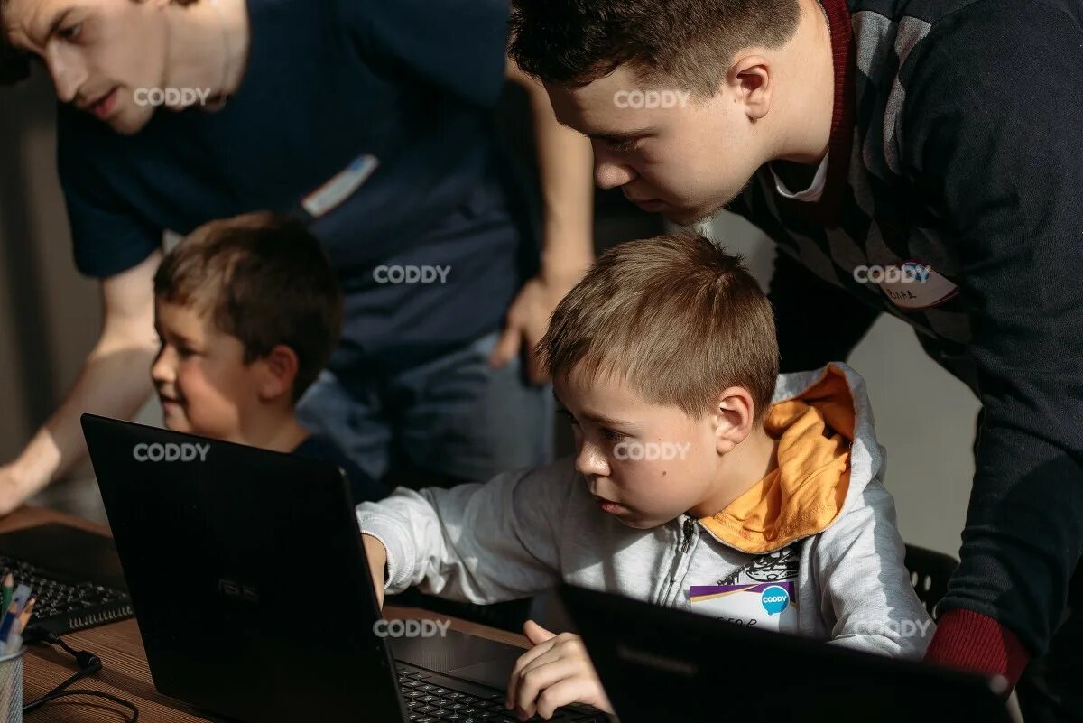 Курсы программирования игр. Обучение детей создания компьютерных игр. разработка компьютерных игр для детей фото. учеба через игру. бесполезность coddy.
