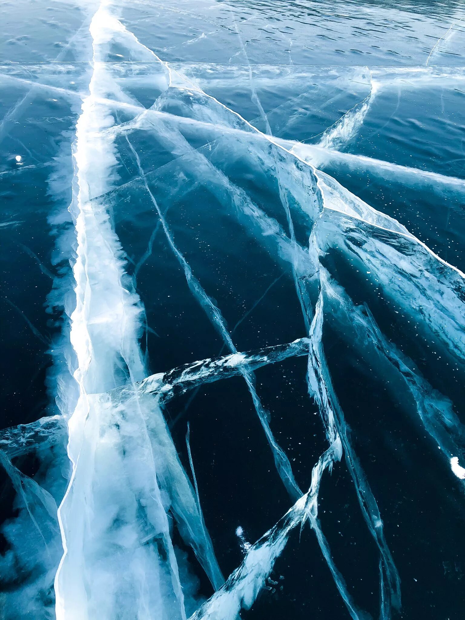 Звук треска льда. Лед трескается. Треснувший лед. Ледяной океан. Лед Байкала.