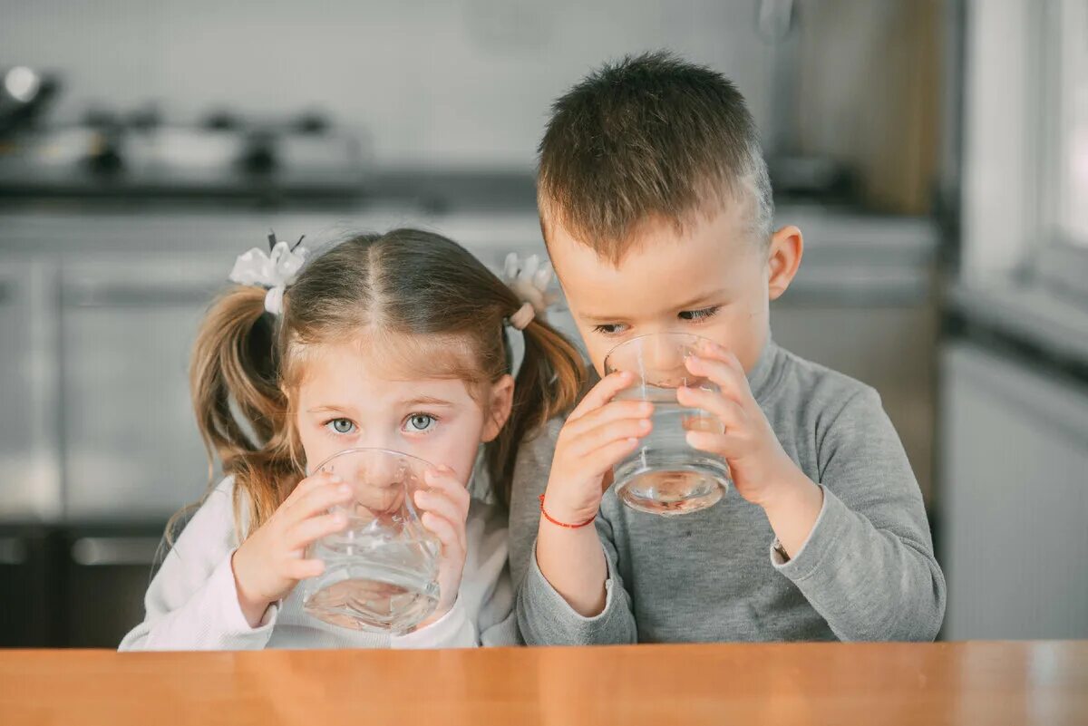 Мама много пьет. Ребенок пьет воду. Ребенок пьет воду из стакана. Ребенок со стаканом воды. Мальчик и девочка пьют воду.