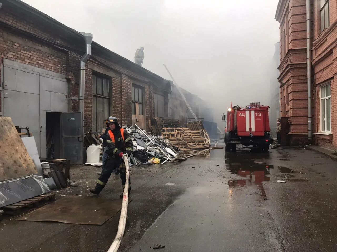 Завод Арсенал в Санкт-Петербурге. Пожар на заводе Арсенал. Фонтанка пожар Арсенал. Пожар на арсенале в СПБ.