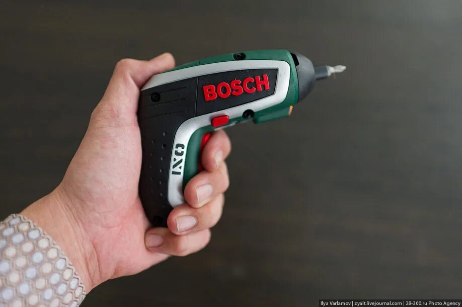 Шуруповерт с маленьким аккумулятором. Шуруповерт бош 12 в от сети 220в. bosch ixo vino. шуруповерт миниатюрный. самый маленький шуруповерт.