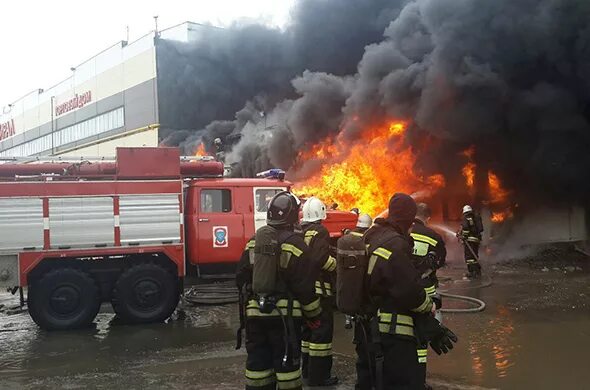 Сайт мчс казани. Пожар Адмирал Казань. ТЦ Адмирал Казань пожар. МЧС Казань. МЧС Казань части.