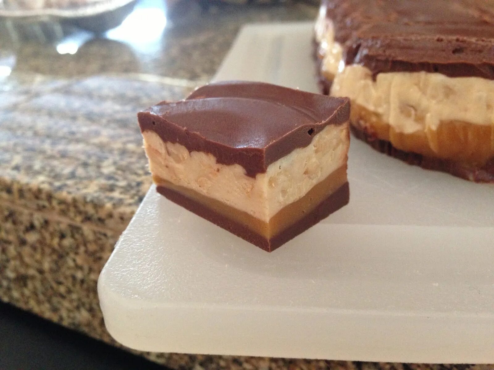 Торт марс рецепт в домашних условиях. Торт Марс. Пирожное Марс. Шоколадный торт Марс. Декор торта Марс.