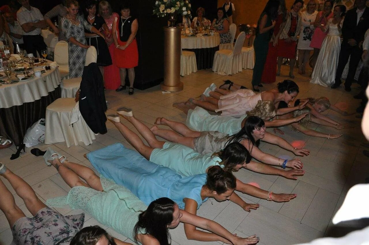 Веселые гости на свадьбе. Хороший тамада и конкурсы интересные прикол. Весёлые свадебные конкурсы. Хороший ведущий и конкурсы интересные. Идиотские конкурсы на свадьбе.