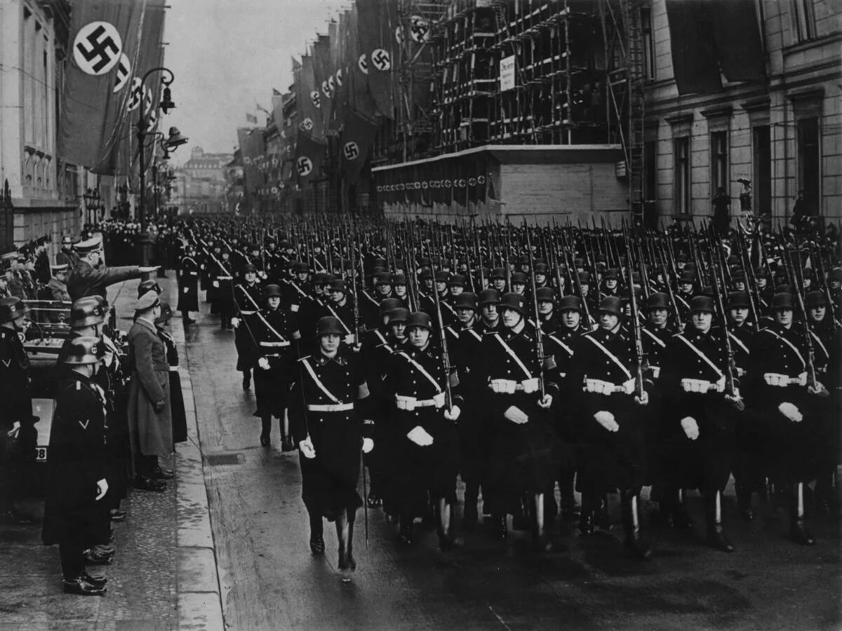 Фашистская германия парад. SS армия третьего рейха. Солдат СС Вермахт парад. Солдаты СС Германии маршировка. Парад СС 1939 Лейбштандарт.